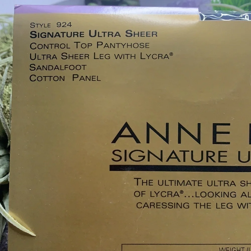 New with tags Anne Klein style 924 signature Ultra sheer control top pantyhose